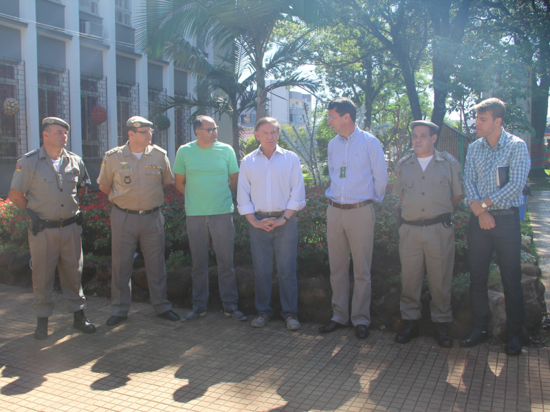 MUNICÍPIO RECEBE NOVA VIATURA E DUAS SUBMETRALHADORAS